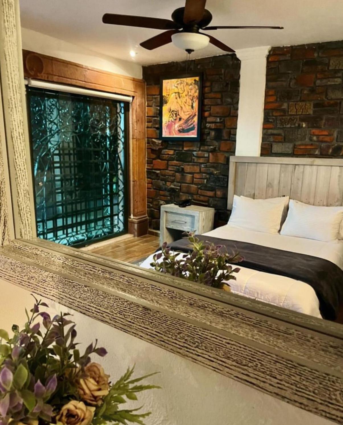 Casa Carmona 33 Hotel Queretaro Bagian luar foto